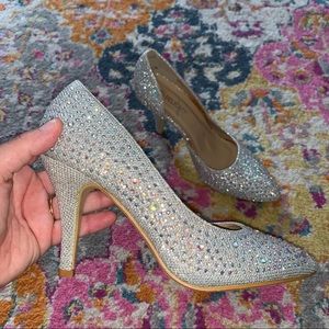 Delicacy Rhinestone Embellished Silver Pumps.